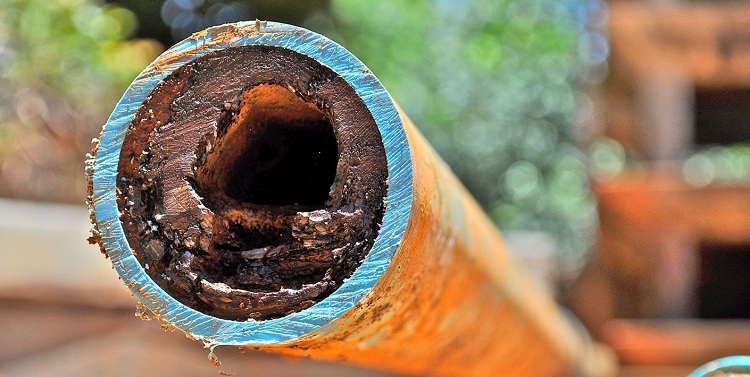 Le plus grand inconvénient des tuyaux en acier est qu'au fil du temps, leur lumière intérieure se rétrécit en raison de dépôts sur les murs Tuyaux d'alimentation en eau