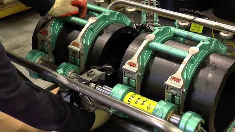 L'appareil pour le soudage bout à bout de tuyaux a une conception assez compliquée, car un joint de haute qualité nécessite une grande précision d'assemblage Machine de soudage de tuyaux en plastique