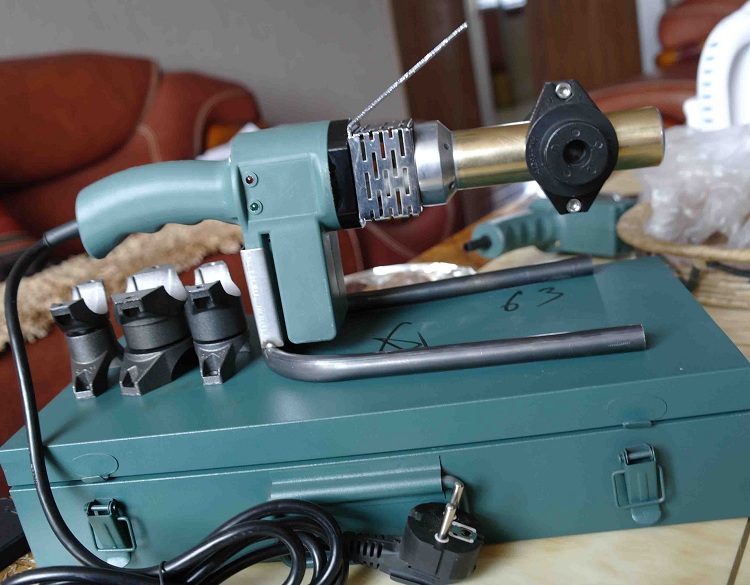 Les appareils manuels sont généralement de formes et de types variés, les modèles cylindriques. utilisé par les plombiers professionnels Machine de soudage de tuyaux en plastique