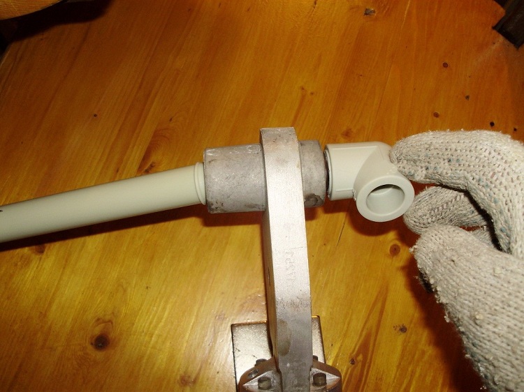 En utilisant un modèle d'appareil ménager compact, des tuyaux jusqu'à 50 mm de diamètre peuvent être connectés Machine de soudage de tuyaux en plastique