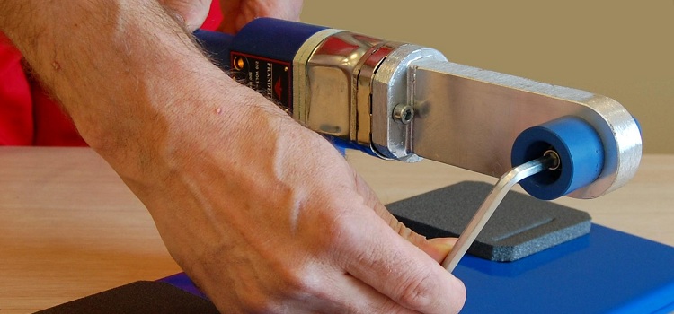 Certains types de tuyaux en plastique sont assemblés par soudage, pour lesquels un appareil spécial est utilisé. Machine de soudage de tuyaux en plastique