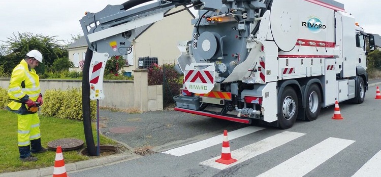 Le nettoyage du système de drainage avec une installation hydrodynamique vous permet de faire face aux tâches les plus difficiles Nettoyage hydrodynamique des égouts