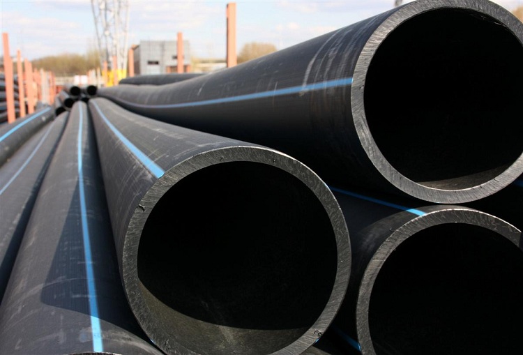 Les égouts en été peuvent être construits à partir de tuyaux PE ordinaires Installation d'eaux usées à partir de tuyaux en plastique