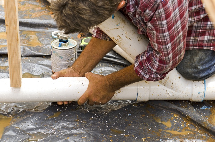 De nombreux types de tuyaux d'égout sont équipés de cloches, ce qui simplifie considérablement l'installation Installation d'eaux usées à partir de tuyaux en plastique