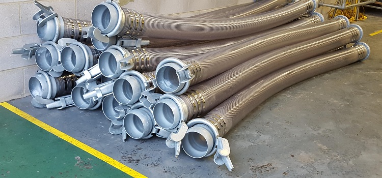 Des tuyaux renforcés de différents types sont utilisés pour transporter des liquides et des gaz à la fois sous pression et sans elle. Tuyau renforcé