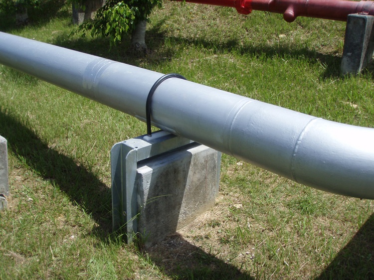 Lorsque les pipelines sont ouverts, des supports fixent les tuyaux aux supports Support en U