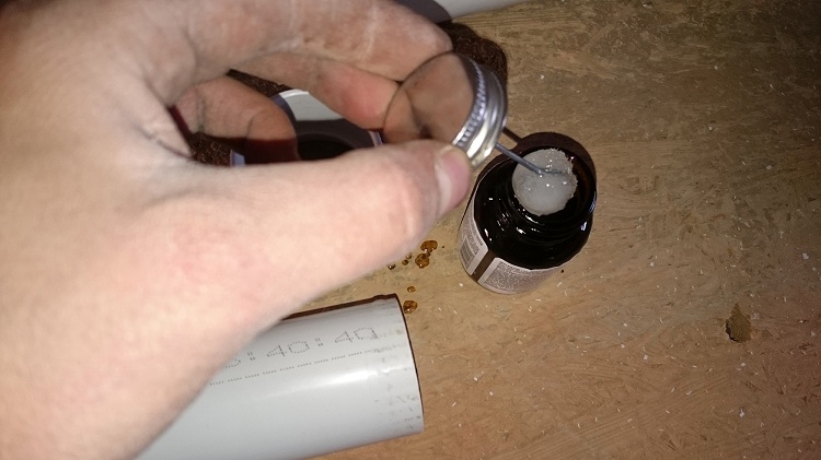 Pour l'installation de tuyaux en CPVC, aucun outil spécial n'est nécessaire, ces produits sont connectés à l'aide d'un adhésif Tuyaux en CPVC