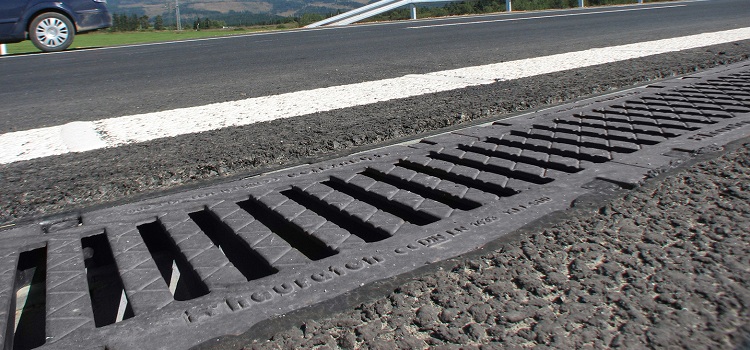 Les canaux de drainage sur les routes et autres installations sont construits sur la base de plateaux spéciaux qui sont posés dans le sol Plateaux de drainage