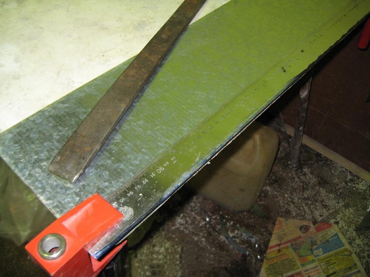La première étape de fabrication d'un déflecteur est le marquage des futures pièces sur une tôle Déflecteur TsAGI