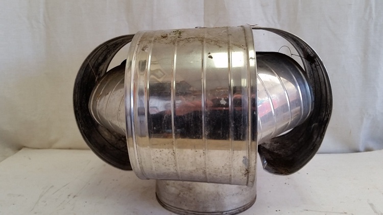 Vous pouvez assembler et installer vous-même un modèle simple du déflecteur Déflecteur de tuyau de ventilation