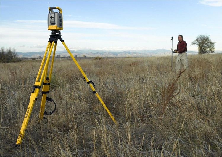 La topographie est l'une des mesures pour identifier le besoin de drainage sur le territoire Drainage de site de bricolage