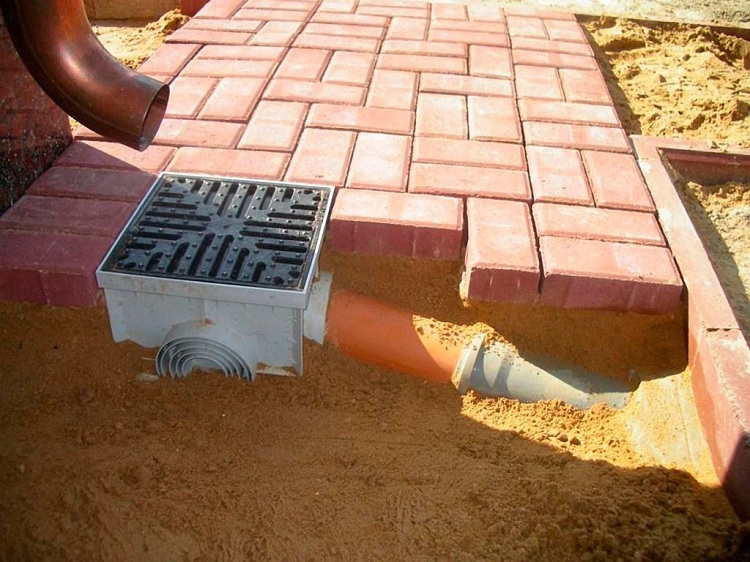 Le système de drainage local est posé peu profond et les points de collecte d'eau sont situés à un endroit particulier, par exemple sous un drain Drainage de site de bricolage