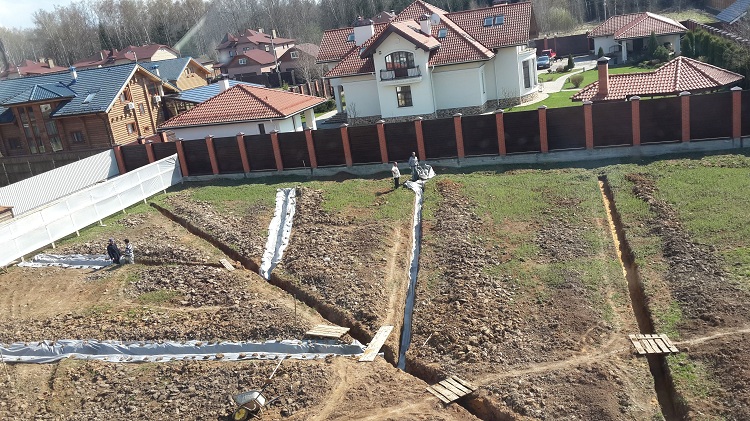 Pour le drainage linéaire, des tranchées sont nécessaires, dont la profondeur peut atteindre 1600 mm Drainage de site de bricolage