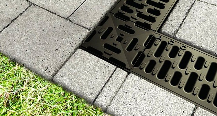 Le système de drainage profond utilise des grilles métalliques ou polymères avec lesquelles les entrées d'eau sont fermées Drainage de site de bricolage