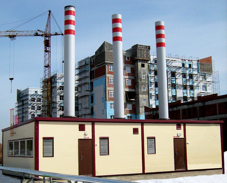 Des tuyaux autoportants sont fixés à l'intérieur du bâtiment, leur installation est calculée en tenant compte de la charge dans des conditions météorologiques défavorables Cheminées