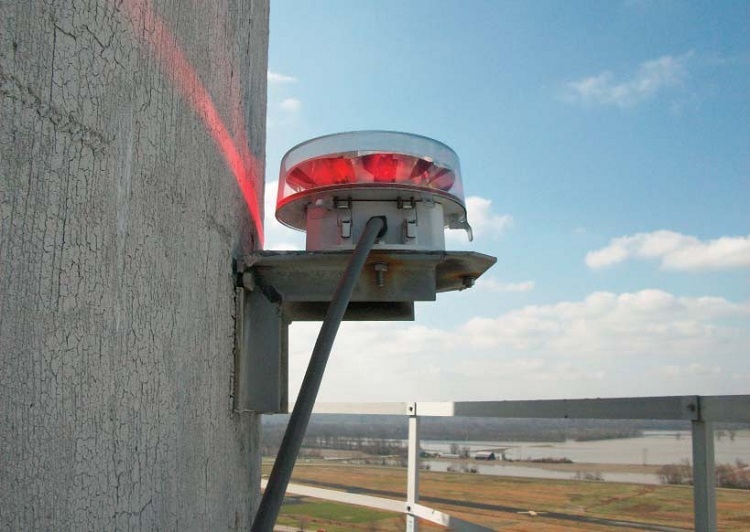 Les cheminées de grande hauteur sont nécessairement équipées d'un rétro-éclairage dont les lumières sont situées à chaque étage et tout en haut de la structure Cheminées