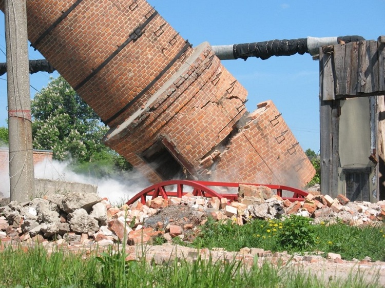 La méthode de démontage du tuyau est choisie en fonction de son type et de son état, un simple rouleau est souvent utilisé pour les structures en briques Cheminées