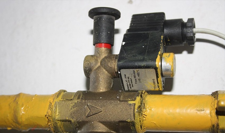 Selon le modèle de vanne, la règle de son installation est respectée - en direction du fluide ou contre Electrovanne gaz