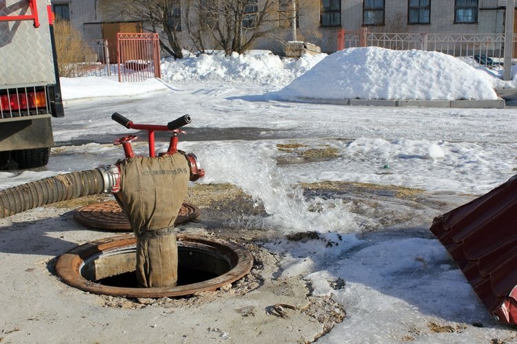 Une borne-fontaine souterraine n'est pas aussi pratique qu'une borne-prise aérienne, mais elle ne nécessite pas de vidange d'eau en hiver Bouche d'incendie