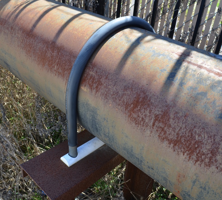 Pour protéger contre la corrosion, les pinces sont recouvertes de matériaux de protection - zinc, polymères et autres Collier en U GOST 24137-80