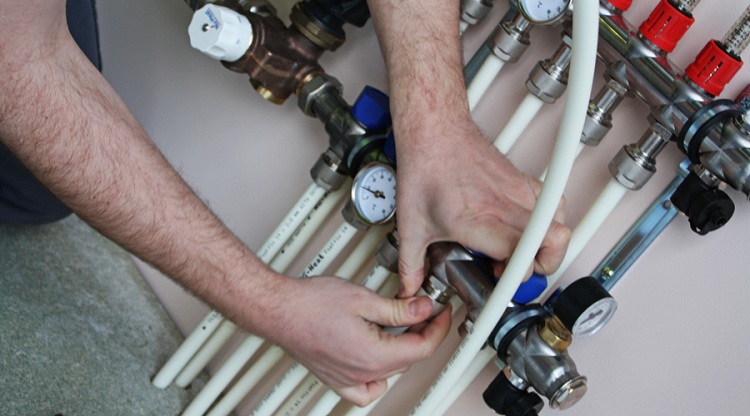 Avant de sertir, vous devez vérifier tous les joints des tuyaux et raccords Test de pression du système de chauffage