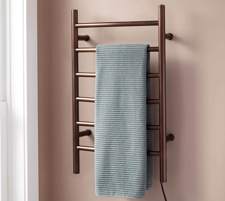 Le porte-serviettes chauffant électrique est pratique en ce sens qu'il peut être placé n'importe où dans l'appartement, quel que soit l'emplacement des conduites d'eau Connexion serviette