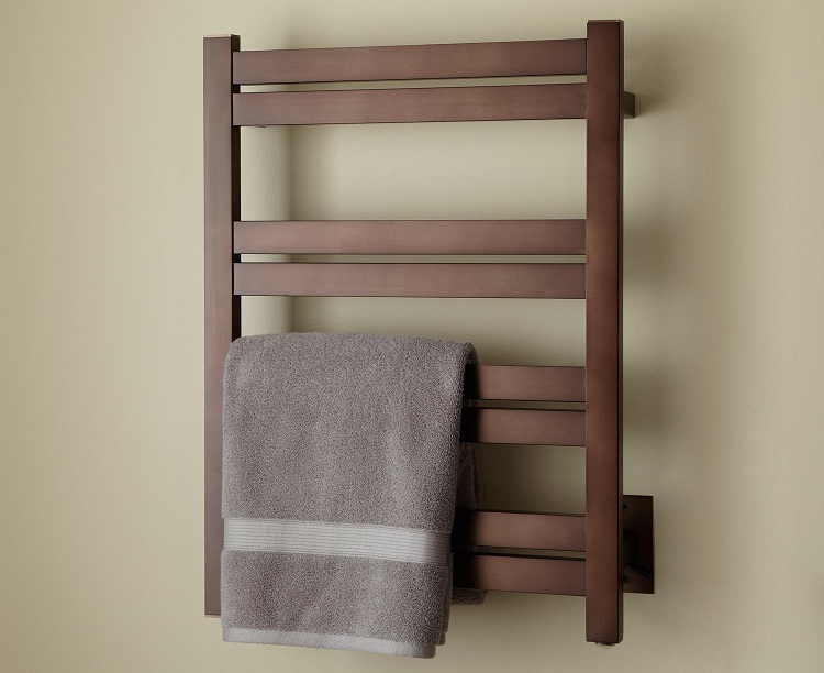 Il existe des modèles réalisés dans différentes couleurs et nuances - ils peuvent compléter et décorer l'intérieur de la salle de bain Connexion serviette
