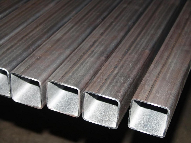 Les tuyaux profilés sont produits de plusieurs façons, les produits soudés ont une couture clairement visible en surface tailles de tuyaux profilés