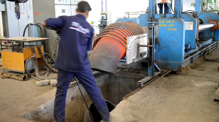 Les pièces pour les futurs coudes peuvent être traitées à chaud ou à froid. Production en succursale