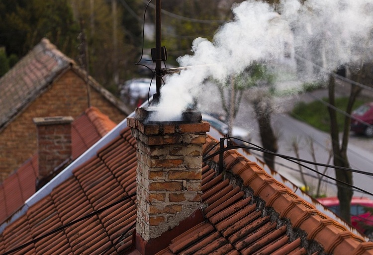 Une diminution du tirage dans la cheminée peut indiquer que des fissures sont apparues dans le tuyau ou qu'il est bouché Réparation de cheminée