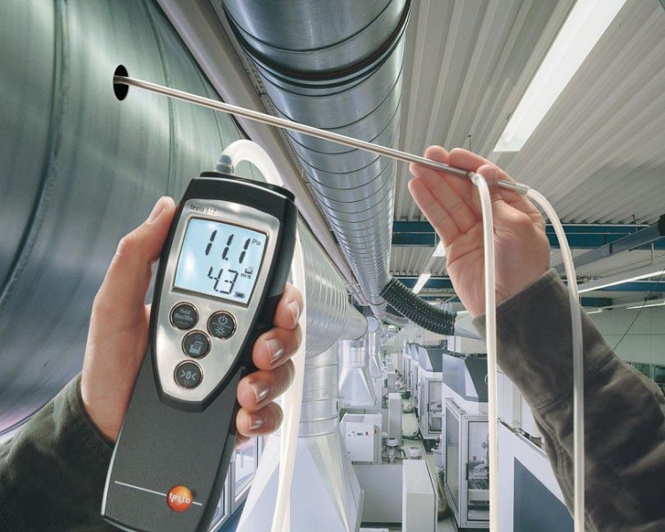 Le calcul de la vitesse de l'air dans le conduit conçu est effectué selon des formules spéciales, et dans une formule existante, il est mesuré par un appareil spécial Vitesse du conduit d'air