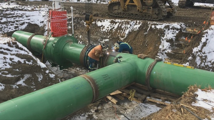 Le branchement du pipeline à l'aide de tés est une pratique courante lors de l'installation de l'eau, du gaz, du chauffage et de toutes les autres autoroutes Té en acier