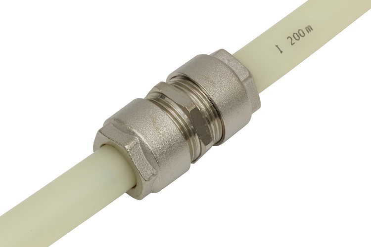 Le raccord à sertir peut connecter différents types de tuyaux, y compris le métal et le plastique Prise d'eau pour tuyaux en plastique