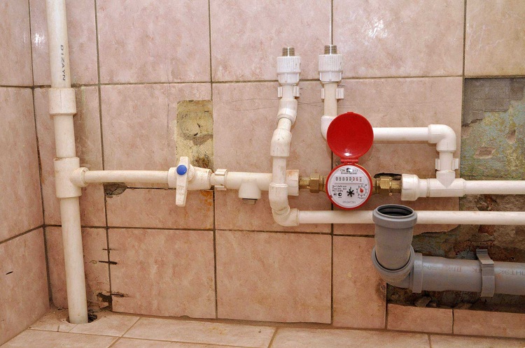 Avec un schéma de câblage cohérent, l'alimentation en eau peut être ouverte, sans casser les murs sous les tuyaux et les prises d'eau Prise d'eau pour tuyaux en plastique