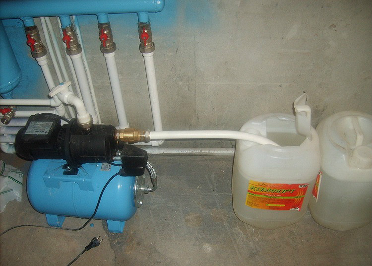 Le système est rempli de liquide de refroidissement à l'aide d'une pompe qui pompe le fluide du réservoir dans les tuyaux Système de chauffage fermé d'une maison privée