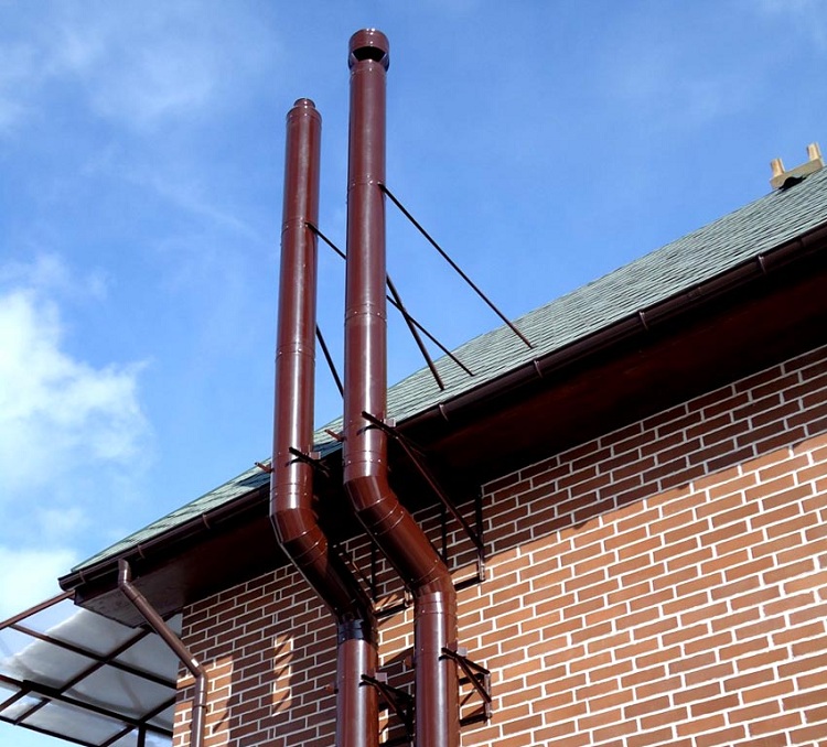 Les tuyaux hauts sont soumis à la charge du vent, vous devez donc prendre soin d'une fixation supplémentaire Calcul aérodynamique d'une cheminée de chaufferie