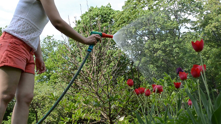 Vous pouvez régler la pression et le débit d'eau lors de l'utilisation du tuyau d'irrigation à l'aide de buses de pulvérisation spéciales raccords de tuyaux