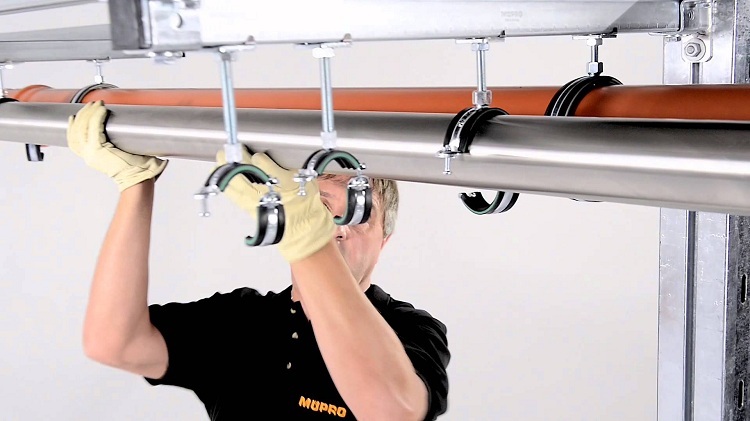 Si des tuyaux doivent être fixés sur des poutres de plafond, des pinces ou des supports doivent être utilisés à la place des clips Clips de tuyau