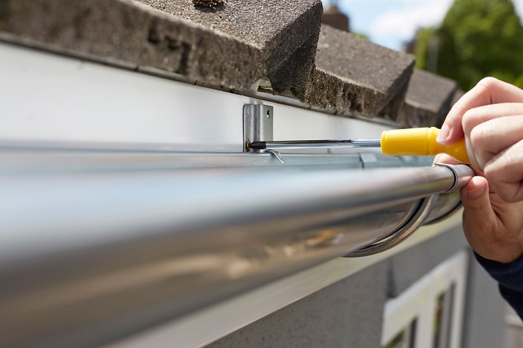 Le type de fixations pour gouttières et la façon de les fixer dépendent de la composition du système de gouttières et de la surface à laquelle il doit être fixé Fixation d'un tuyau de drainage à un mur
