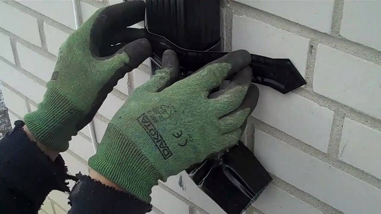 Lors de l'installation d'une pince ou d'un support, vous devez laisser un petit espace entre les fixations et le tuyau Fixation d'un tuyau de drainage à un mur
