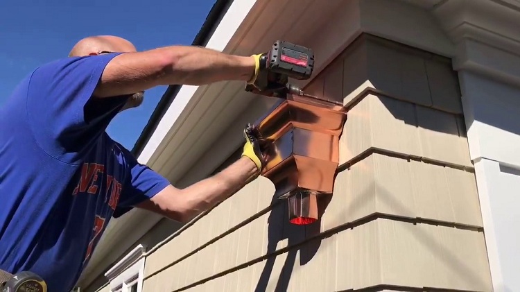 En règle générale, l'installation d'un tuyau de drainage se fait de haut en bas Fixation d'un tuyau de drainage à un mur