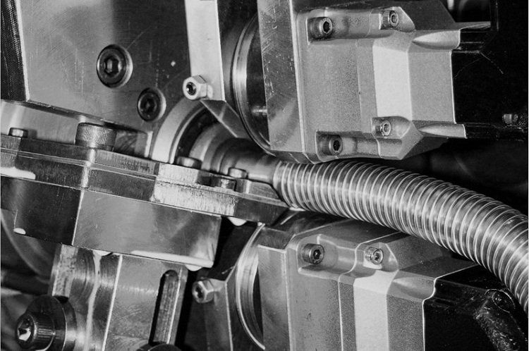 La technologie de production vous permet de donner au manchon une flexibilité spéciale, ce qui est important lors de la pose de sections d'enroulement de câblage électrique Tuyau métallique pour câble