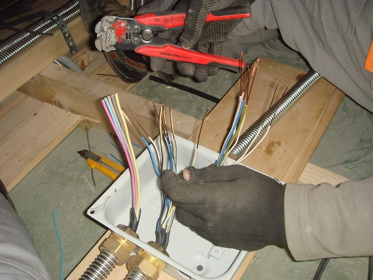 Le montage d'un tuyau métallique et le tirage des câbles à l'intérieur peuvent être effectués à l'aide des outils les plus simples Tuyau métallique pour câble
