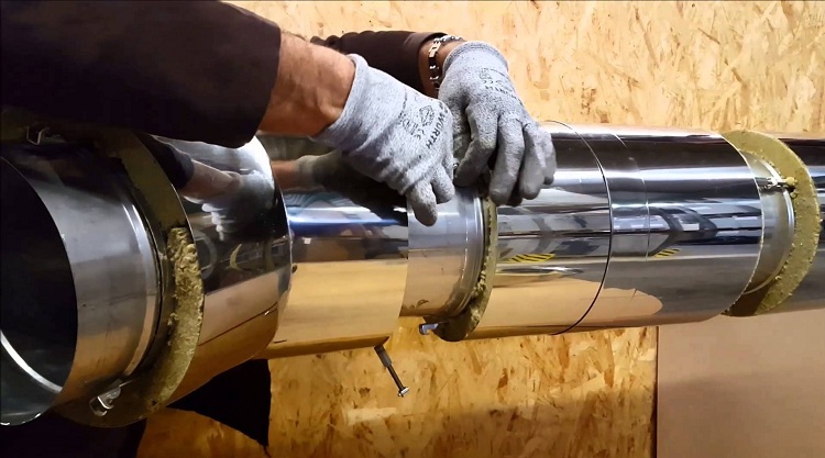 Le tuyau intérieur est toujours en acier résistant à la chaleur et l'extérieur peut être inoxydable ou galvanisé Installation d'une cheminée à partir d'un tuyau sandwich à travers le toit