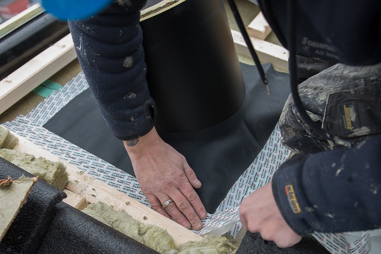 Un point important dans le retrait du tuyau à travers le toit est l'étanchéité du point de sortie Installation d'une cheminée à partir d'un tuyau sandwich à travers le toit