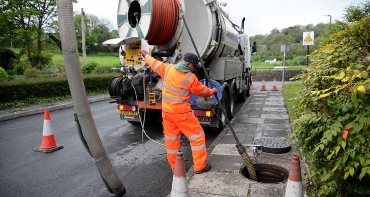 L'entretien des eaux pluviales consiste en un nettoyage et un rinçage réguliers. Installation d'égout pluvial