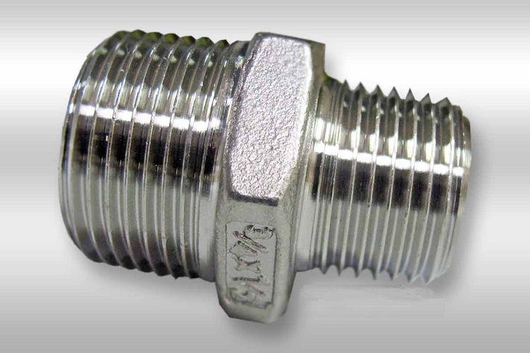 Pour les tuyaux en acier, les pièces sont fabriquées à partir des mêmes nuances d'acier. Adaptateurs pour tuyaux de différents diamètres