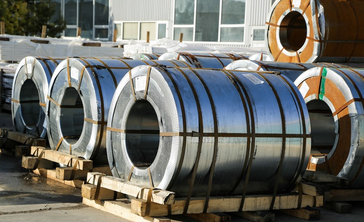 Pour la fabrication de tubes soudés, des bandes d'acier sont utilisées, qui peuvent avoir différents additifs - chrome, aluminium, manganèse et autres Tuyau soudé