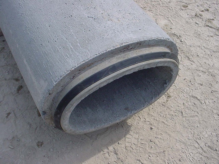 Certains types de tuyaux en béton armé sont équipés de joints en caoutchouc qui assurent des joints serrés Tuyaux en béton armé