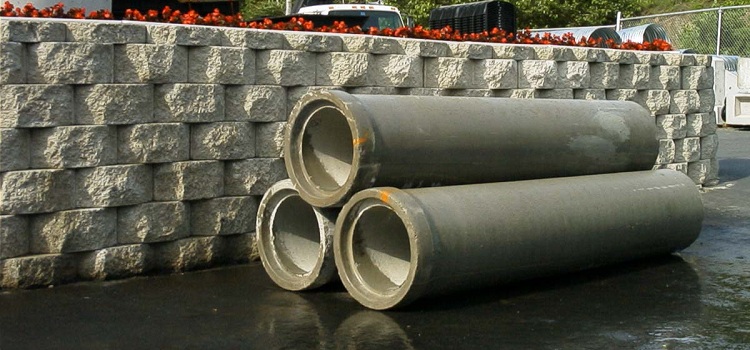 Les tuyaux en béton armé sont des produits durables et pratiques qui sont utilisés pour organiser les systèmes d'alimentation en eau et de drainage Débit de tuyau